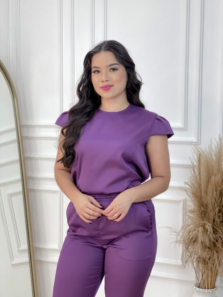 Scrub Roxo Scrubs Vanessa Alfaiataria Roxo – Yone Jalecos