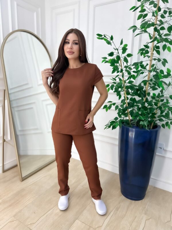 Scrubs Bianca Alfaiataria Marrom